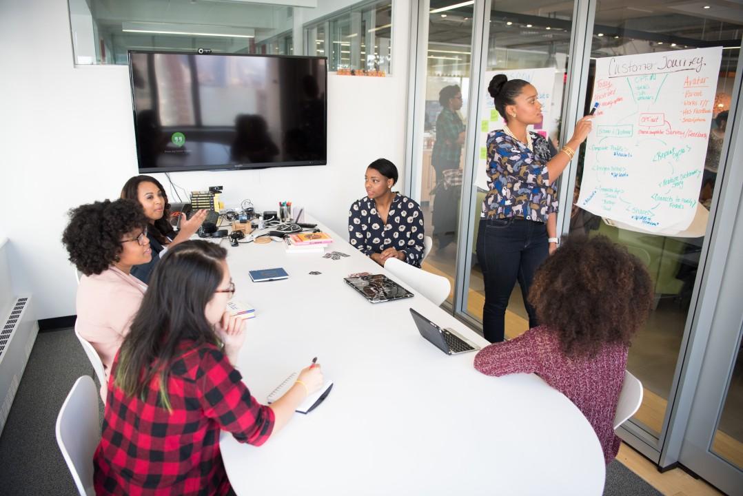 equipo de mujeres en junta