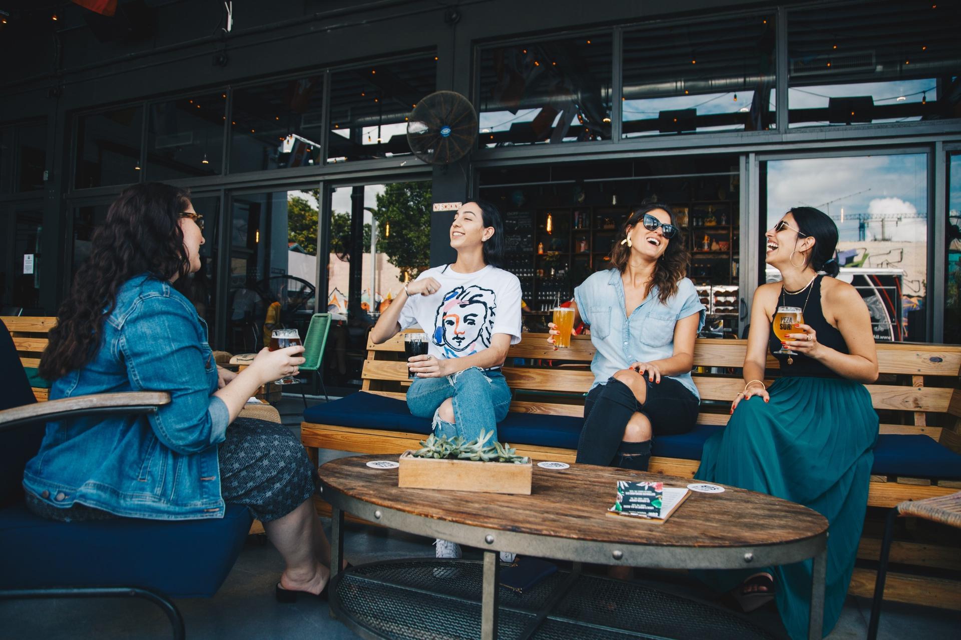 grupo de mujeres celebrando